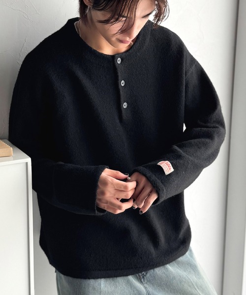 Java(ジャバ)の「《JaVaジャバコラボ》クラシカル×モダンな一枚。ラガーデザインリラックスニット(長袖)(ニット/セーター・メンズ・カーキ系/ブラック×グレー/ブラック/ブラック×ホワイト・LARGE/X-LARGE/SMALL/MEDIUM)」の2枚目の写真