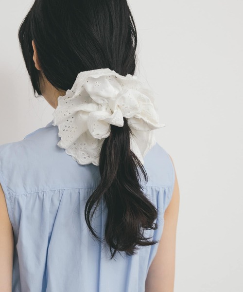 KBF（ケイビーエフ）の「ダブルレースシュシュ（ヘアゴム・レディース・アイボリー/ブラック・ONE）」の2枚目の写真