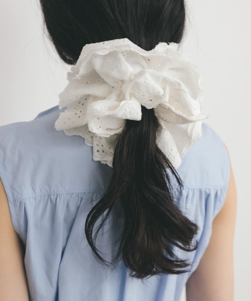 KBF（ケイビーエフ）の「ダブルレースシュシュ（ヘアゴム・レディース・アイボリー/ブラック・ONE）」の5枚目の写真