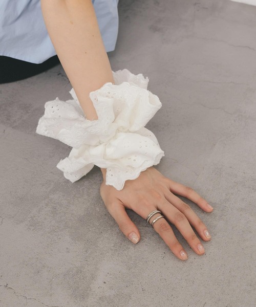 KBF（ケイビーエフ）の「ダブルレースシュシュ（ヘアゴム・レディース・アイボリー/ブラック・ONE）」の6枚目の写真