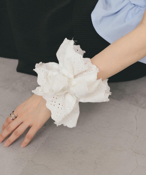 KBF（ケイビーエフ）の「ダブルレースシュシュ（ヘアゴム・レディース・アイボリー/ブラック・ONE）」の7枚目の写真