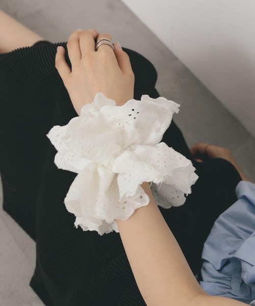 KBF（ケイビーエフ）の「ダブルレースシュシュ（ヘアゴム・レディース・アイボリー/ブラック・ONE）」の8枚目の写真