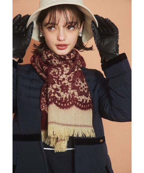 TOCCA（トッカ）の「LACE JAQUARD STOLE ストール（マフラー・レディース・レッド系/ブラック系/ピンク系・F）」の3枚目の写真