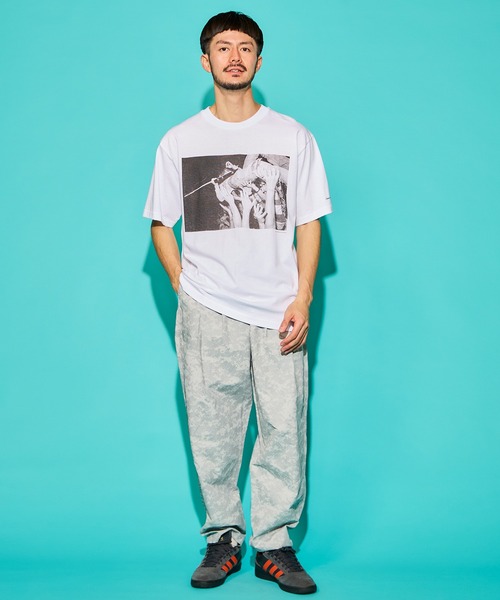 WALLA WALLA SPORT（ワラワラスポーツ）の「PRINTABLE  TUBE TEE /  CHARLES PETERSON - “CROWD SURF” /プリンタブル チューブ ティー /チャールズ ピーターソン - ”クラウド サーフ”（Tシャツ/カットソー・メンズ・ホワイト/スミクロ・LARGE/MEDIUM/X-LARGE/SMALL/XX-LARGE）」の3枚目の写真