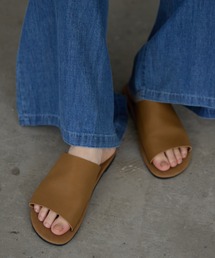 Libra Cue（リブラ キュー）の「レザーライクスライドサンダル（サンダル）」