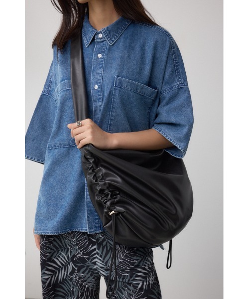 AZUL by moussy(アズールバイマウジー)の「サイドギャザーパデットバッグ(ショルダーバッグ・レディース・ブラック/ブラック系その他2/シルバー・FREE)」の4枚目の写真