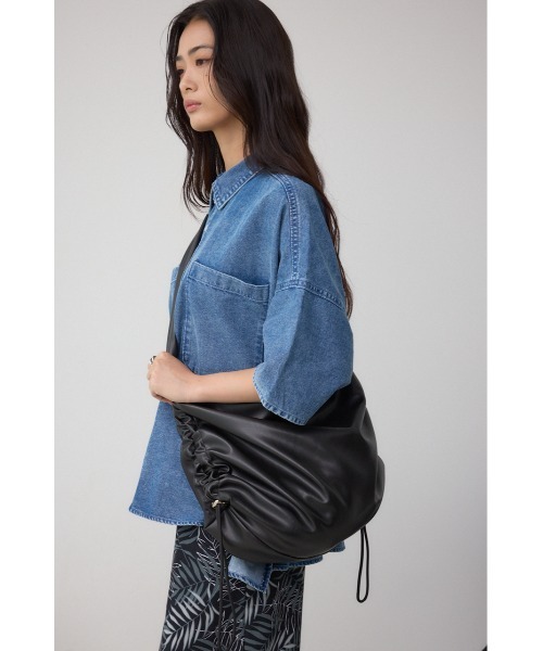 AZUL by moussy(アズールバイマウジー)の「サイドギャザーパデットバッグ(ショルダーバッグ・レディース・ブラック/ブラック系その他2/シルバー・FREE)」の5枚目の写真