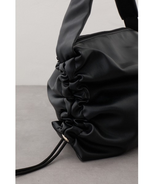 AZUL by moussy(アズールバイマウジー)の「サイドギャザーパデットバッグ(ショルダーバッグ・レディース・ブラック/ブラック系その他2/シルバー・FREE)」の9枚目の写真