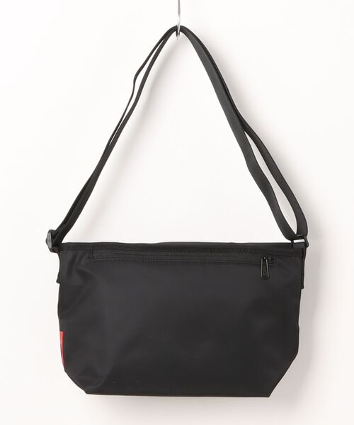 Manhattan Portage（マンハッタンポーテージ）の「CASUAL MESSENGER SLIM FLIGHT NYLON BACKING BP W/DIV MGNT（メッセンジャーバッグ・メンズ・ブラック・SMALL）」の2枚目の写真