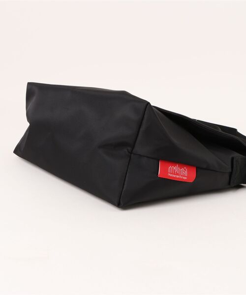 Manhattan Portage（マンハッタンポーテージ）の「CASUAL MESSENGER SLIM FLIGHT NYLON BACKING BP W/DIV MGNT（メッセンジャーバッグ・メンズ・ブラック・SMALL）」の3枚目の写真
