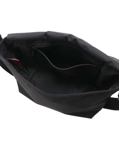 Manhattan Portage（マンハッタンポーテージ）の「CASUAL MESSENGER SLIM FLIGHT NYLON BACKING BP W/DIV MGNT（メッセンジャーバッグ・メンズ・ブラック・SMALL）」の11枚目の写真
