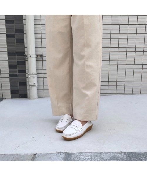 Tomieco(トミエコ)の「本革 ウェッジ底カジュアル モカシンローファー ふわふわクッション(モカシン/デッキシューズ・レディース・ホワイト/ブラック・M/L/LL/XL/S)」の5枚目の写真