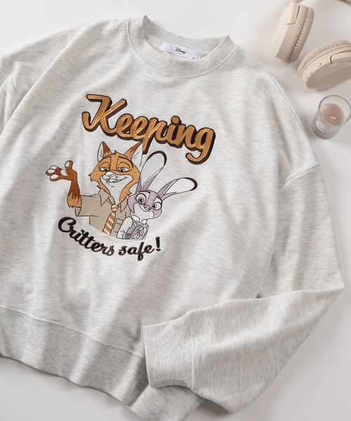 Disney（ディズニー）の「【71】【Disney/ディズニー】ミッキーマウス/トイストーリー/ルシファー/ズートピア アップリケ サガラ刺繍 裏毛スウェット/レディース（スウェット・レディース・アッシュグレー/ライトブルー/ブラック/ピンク/レッド/パープル/ブラック系その他/クリーム・M/L）」の4枚目の写真