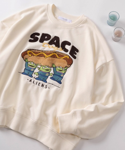 Disney（ディズニー）の「【71】【Disney/ディズニー】ミッキーマウス/トイストーリー/ルシファー/ズートピア アップリケ サガラ刺繍 裏毛スウェット/レディース（スウェット・レディース・アッシュグレー/ライトブルー/ブラック/ピンク/レッド/パープル/ブラック系その他/クリーム・M/L）」の5枚目の写真