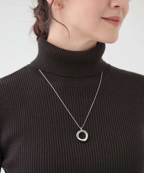 SHOO・LA・RUE（シューラルー）の「ミニダブルリングネックレス（ネックレス・レディース・ゴールド/ピンクゴールド/シルバー・00）」の4枚目の写真