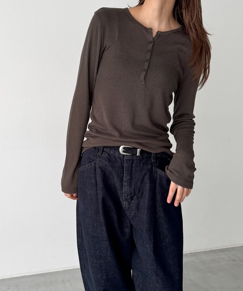 CANAL JEAN(キャナルジーン)の「El mar アイレットヘンリーロンT(Tシャツ/カットソー・レディース・ブラック/ブラウン/グレー・ONE SIZE)」の3枚目の写真