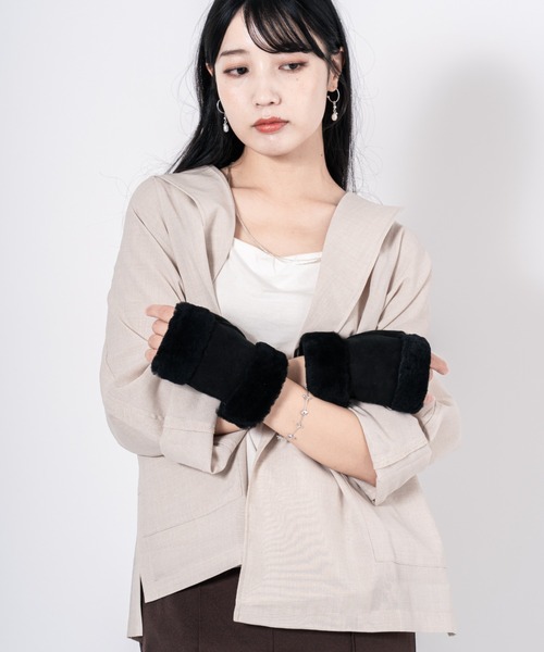 GALA GLOVES(ガラ グローブ)の「【GALA GLOVES/ガーラグローブ】シープスキン フィンガーレスグローブ 手袋 スエード イタリア製(手袋・レディース・ブラック/ベージュ・7/8/7.5)」の5枚目の写真