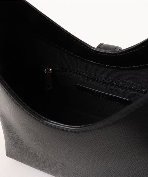 FURLA（フルラ）の「フルラ イリデ ミニホーボーバッグ（ショルダーバッグ・レディース・モカ/ホワイト/ブラック・ONE SIZE）」の4枚目の写真