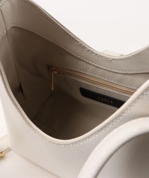 FURLA（フルラ）の「フルラ イリデ ミニホーボーバッグ（ショルダーバッグ・レディース・モカ/ホワイト/ブラック・ONE SIZE）」の6枚目の写真