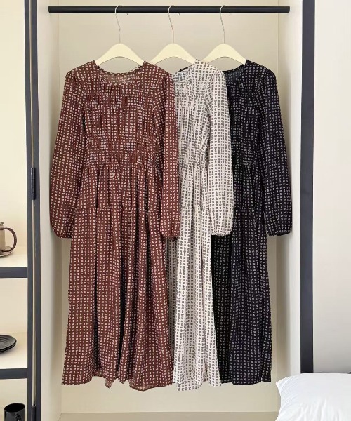 FINEnough(ファインナフ)の「サイケ風ペイズリー柄ドットクルーネック長袖ワンピース(ワンピース・レディース・ホワイト/ブラウン/ブラック・FREE)」の4枚目の写真