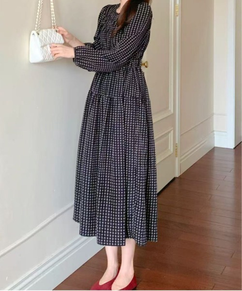 FINEnough(ファインナフ)の「サイケ風ペイズリー柄ドットクルーネック長袖ワンピース(ワンピース・レディース・ホワイト/ブラウン/ブラック・FREE)」の12枚目の写真