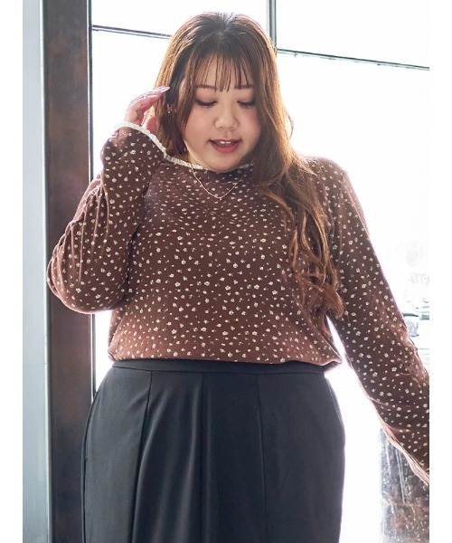 Re-J&SUPURE(リジェイアンドスプル)の「【大きいサイズ】【Kannaコラボ】小花柄プルオーバー(Tシャツ/カットソー・レディース・ブラウン/オフホワイト・XX-LARGE/XXX-LARGE/XXXX-LARGE)」の1枚目の写真