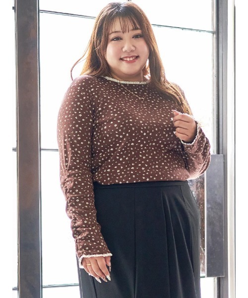 Re-J&SUPURE(リジェイアンドスプル)の「【大きいサイズ】【Kannaコラボ】小花柄プルオーバー(Tシャツ/カットソー・レディース・ブラウン/オフホワイト・XX-LARGE/XXX-LARGE/XXXX-LARGE)」の3枚目の写真
