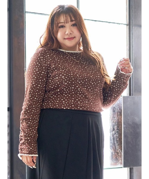 Re-J&SUPURE(リジェイアンドスプル)の「【大きいサイズ】【Kannaコラボ】小花柄プルオーバー(Tシャツ/カットソー・レディース・ブラウン/オフホワイト・XX-LARGE/XXX-LARGE/XXXX-LARGE)」の4枚目の写真