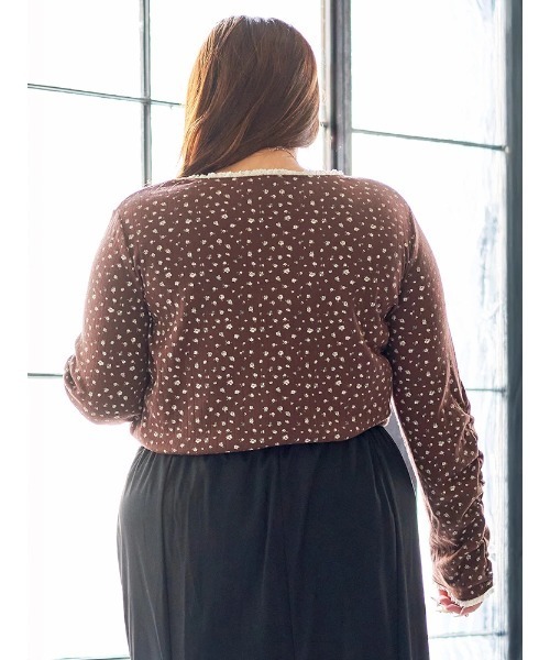 Re-J&SUPURE(リジェイアンドスプル)の「【大きいサイズ】【Kannaコラボ】小花柄プルオーバー(Tシャツ/カットソー・レディース・ブラウン/オフホワイト・XX-LARGE/XXX-LARGE/XXXX-LARGE)」の7枚目の写真