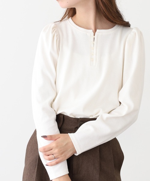 OMNES(オムネス)の「リブパワーショルダー長袖プルオーバー(シャツ/ブラウス・レディース・オレンジ/ホワイト×ブラック/オリーブ/ブラック/アイボリー・FREE)」の2枚目の写真