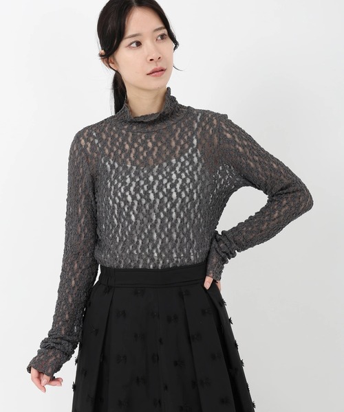 STRAWBERRY-FIELDS(ストロベリーフィールズ)の「シュリンクレース_シュリンクレースハイネックプルオーバー(Tシャツ/カットソー・レディース・ベージュ系その他/ブラック/グレー・2)」の5枚目の写真