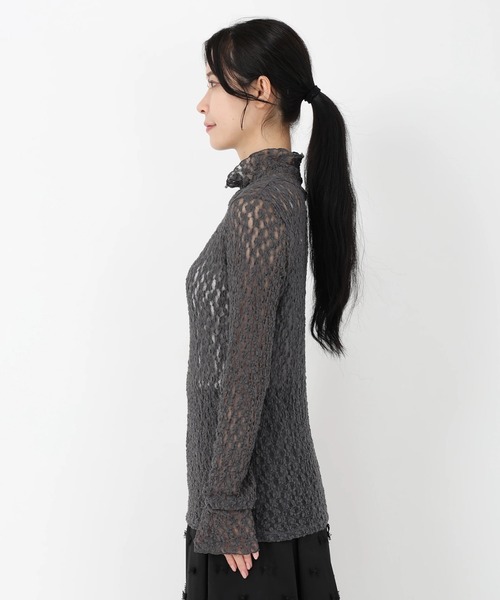 STRAWBERRY-FIELDS(ストロベリーフィールズ)の「シュリンクレース_シュリンクレースハイネックプルオーバー(Tシャツ/カットソー・レディース・ベージュ系その他/ブラック/グレー・2)」の6枚目の写真