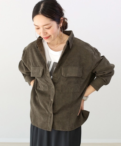 Aletta vita(アレッタビータ)の「コーデュロイフラップポケットシャツ(シャツ/ブラウス・レディース・ダークブルー/ベージュ/カーキブラウン・FREE)」の1枚目の写真