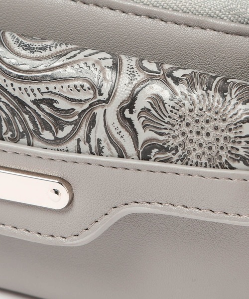 HARE（ハレ）の「Flowerエンボスフラグメントケース(HARE)（財布・レディース・グレー/ブラック・FREE）」の12枚目の写真