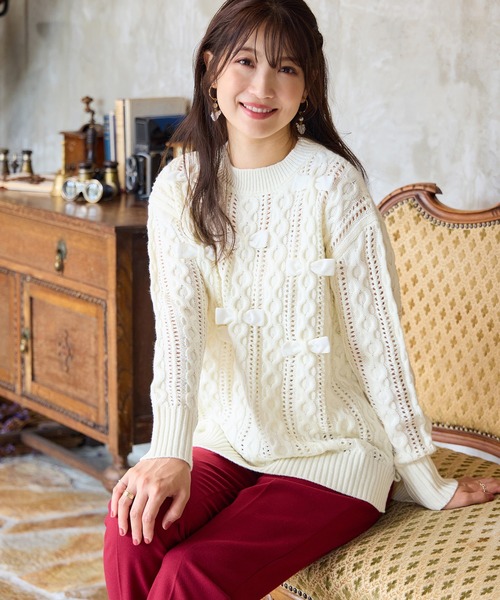 Rose Tiara(ローズティアラ)の「リボン×ケーブル編みニットプルオーバー(ニット/セーター・レディース・オフホワイト/ブラック/レッド・46/42/38)」の1枚目の写真