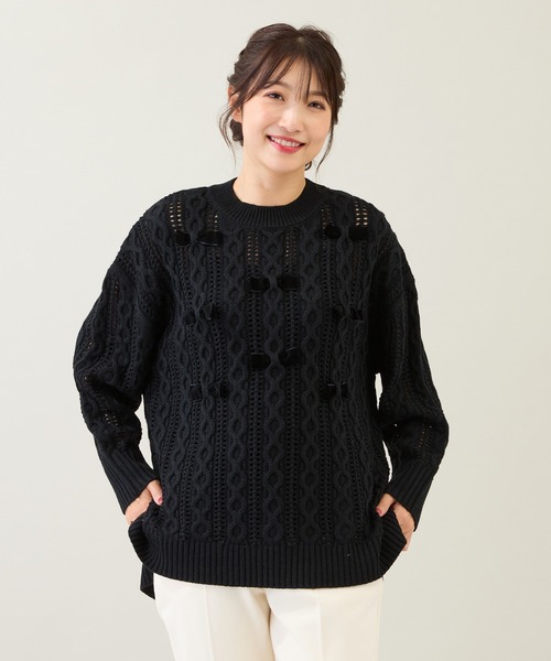 Rose Tiara(ローズティアラ)の「リボン×ケーブル編みニットプルオーバー(ニット/セーター・レディース・オフホワイト/ブラック/レッド・46/42/38)」の2枚目の写真