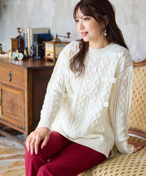 Rose Tiara(ローズティアラ)の「リボン×ケーブル編みニットプルオーバー(ニット/セーター・レディース・オフホワイト/ブラック/レッド・46/42/38)」の7枚目の写真