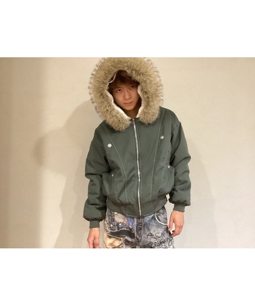 Bling Leads(ブリングリーズ)の「【Bls】【Bling Leads】裏ボアフードファー付短丈ブルゾン(ミリタリージャケット・レディース・カーキオリーブ/ブラック・SMALL/MEDIUM)」の4枚目の写真