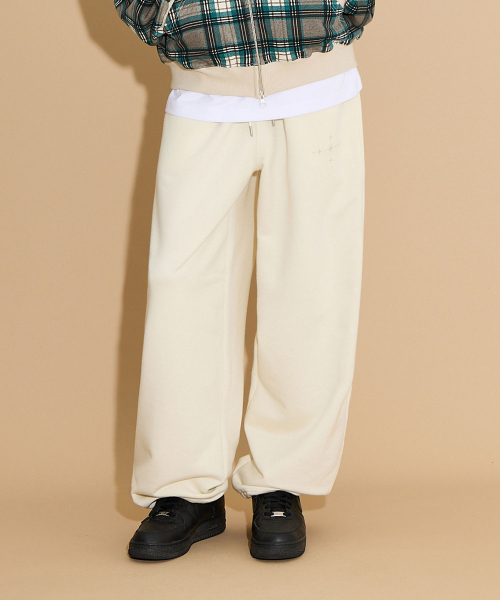HOODHOOD(フッドフッド)の「スターアップリケ刺繍スウェットパンツアイボリー(スウェットパンツ・レディース・その他・1/2/3)」の2枚目の写真