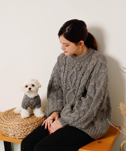 moncheri（モンシェリ）の「【リンクコーデSET】ケーブルポンポンドロップショルダーニット（ペットウェア・レディース・ベージュ/グレー・S/M/L/XL）」の8枚目の写真