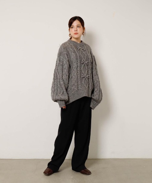 moncheri（モンシェリ）の「【リンクコーデSET】ケーブルポンポンドロップショルダーニット（ペットウェア・レディース・ベージュ/グレー・S/M/L/XL）」の9枚目の写真
