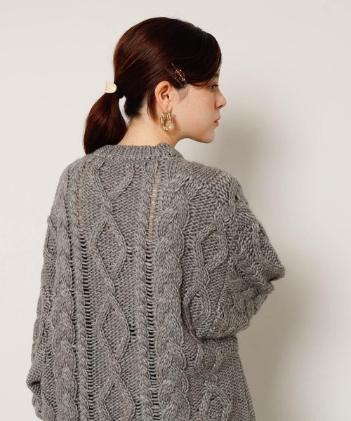 moncheri（モンシェリ）の「【リンクコーデSET】ケーブルポンポンドロップショルダーニット（ペットウェア・レディース・ベージュ/グレー・S/M/L/XL）」の13枚目の写真