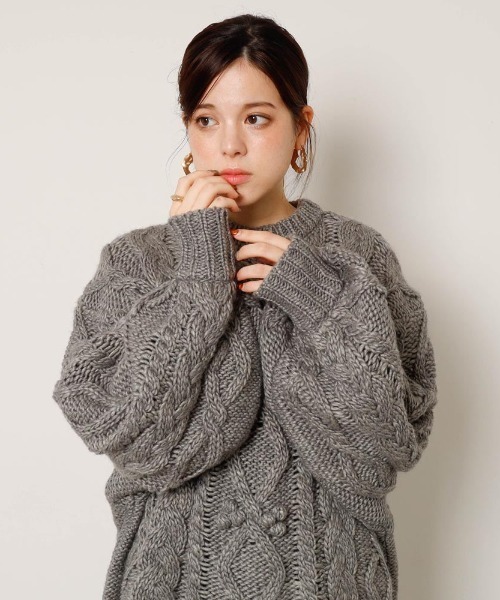 moncheri（モンシェリ）の「【リンクコーデSET】ケーブルポンポンドロップショルダーニット（ペットウェア・レディース・ベージュ/グレー・S/M/L/XL）」の14枚目の写真