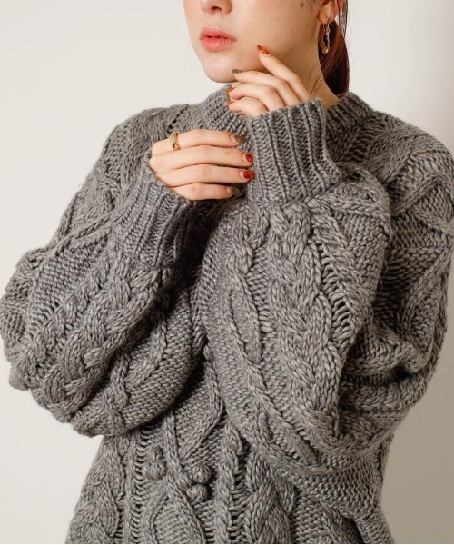 moncheri（モンシェリ）の「【リンクコーデSET】ケーブルポンポンドロップショルダーニット（ペットウェア・レディース・ベージュ/グレー・S/M/L/XL）」の15枚目の写真