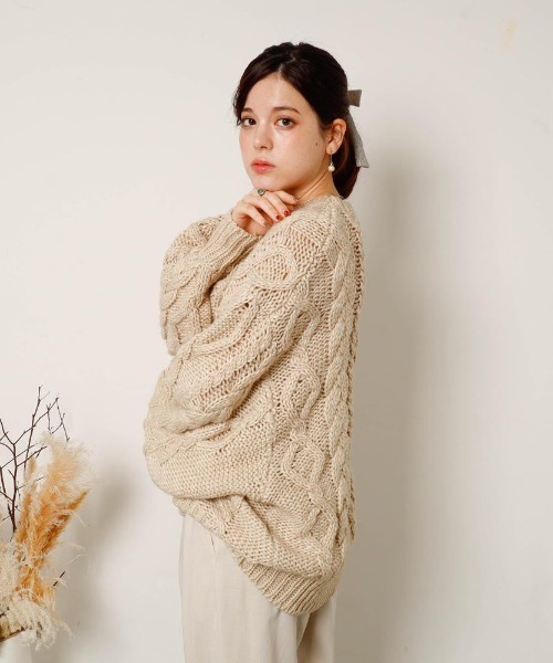 moncheri（モンシェリ）の「【リンクコーデSET】ケーブルポンポンドロップショルダーニット（ペットウェア・レディース・ベージュ/グレー・S/M/L/XL）」の22枚目の写真