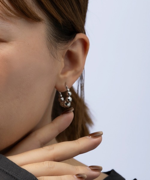 AJUGA.（アジュガ）の「メタルボールフープピアス（ピアス（両耳用）・レディース・シルバー・ONE SIZE）」の2枚目の写真