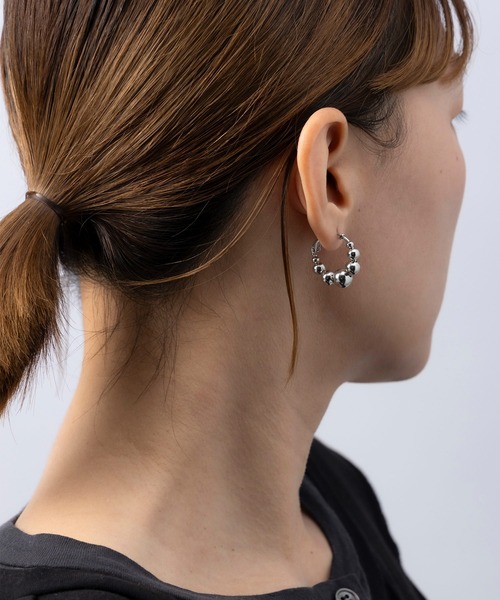 AJUGA.（アジュガ）の「メタルボールフープピアス（ピアス（両耳用）・レディース・シルバー・ONE SIZE）」の7枚目の写真