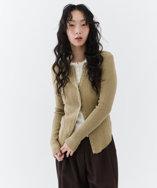 NUJOH（ヌゾ）の「Snap Button Rib Tee / スナップボタンリブティー（Tシャツ/カットソー・レディース・チャコールグレー/ブラック/ベージュ・FREE）」の4枚目の写真