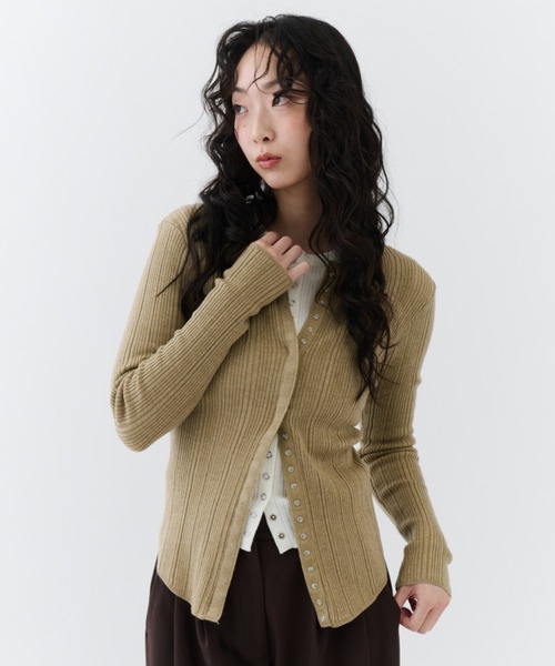 NUJOH（ヌゾ）の「Snap Button Rib Tee / スナップボタンリブティー（Tシャツ/カットソー・レディース・チャコールグレー/ブラック/ベージュ・FREE）」の6枚目の写真