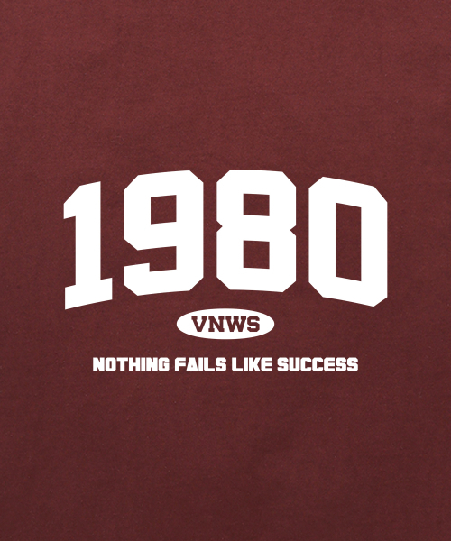 VANNWORKS（バンワークス）の「1980ロゴロングスリーブ (VLS0067) バーガンディ（Tシャツ/カットソー・レディース・その他・SMALL/MEDIUM/LARGE/X-LARGE/XX-LARGE）」の3枚目の写真